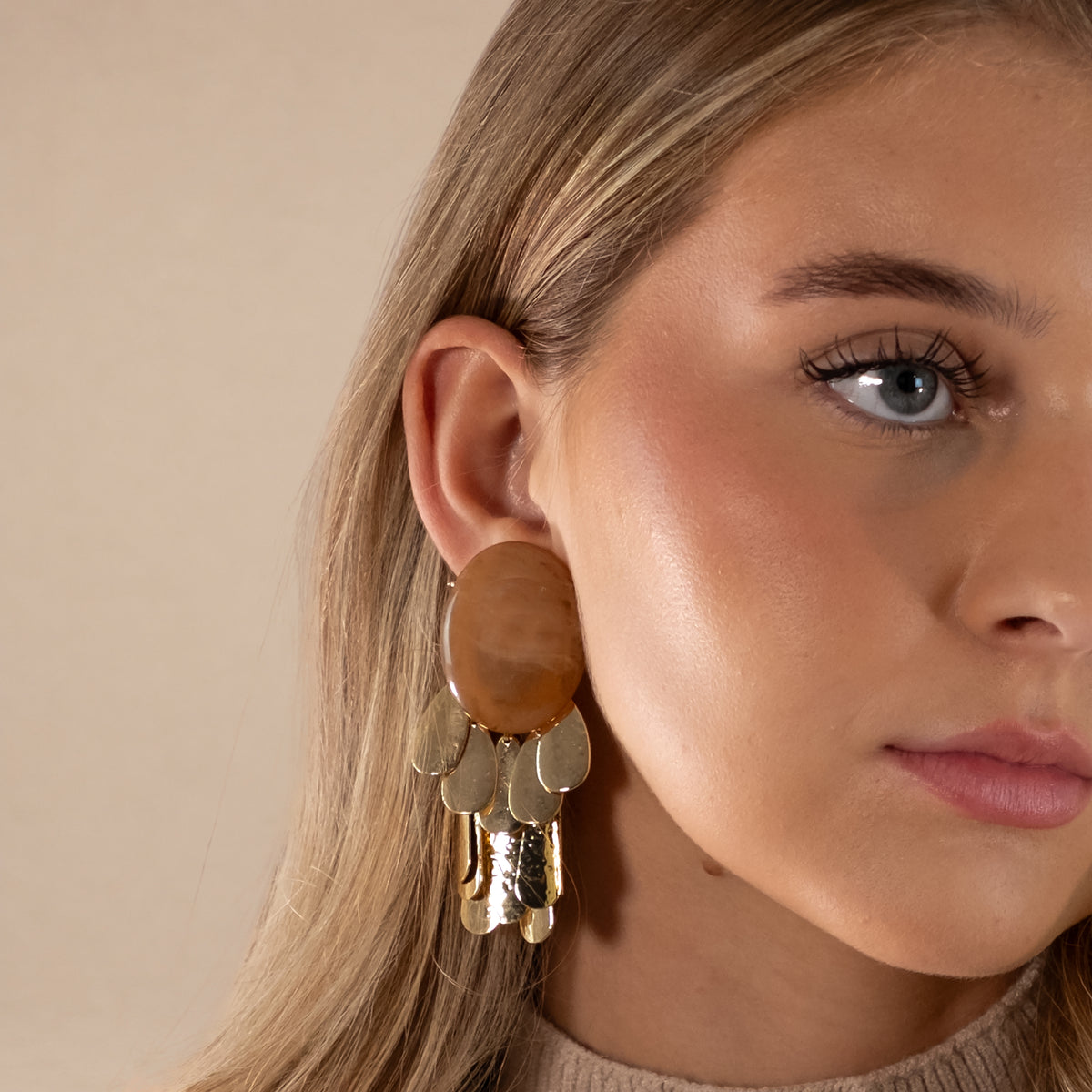 Boucles d'oreilles beige dorée